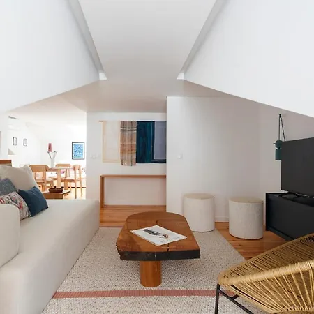 Sophisticated 3br In Historic Chiado Sleeps 10