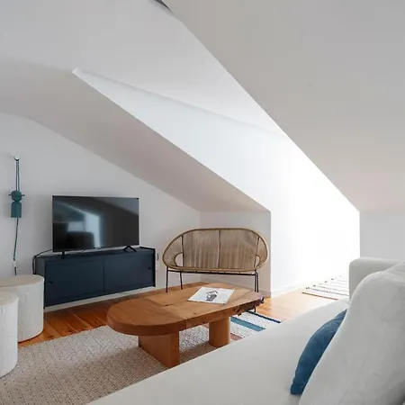 Sophisticated 3br In Historic Chiado Sleeps 10 *