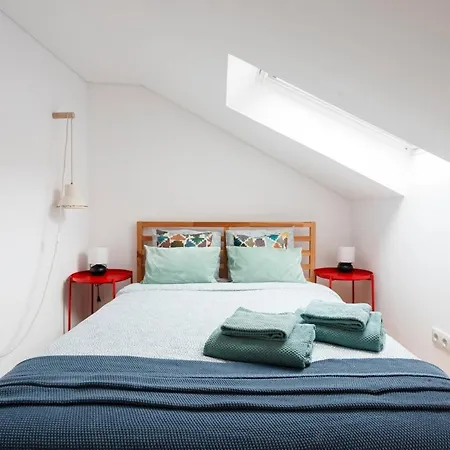 Sophisticated 3br In Historic Chiado Sleeps 10 Apartment *