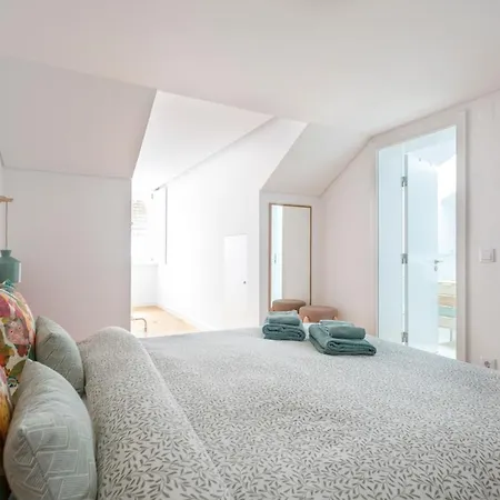 Sophisticated 3br In Historic Chiado Sleeps 10 Lissabon