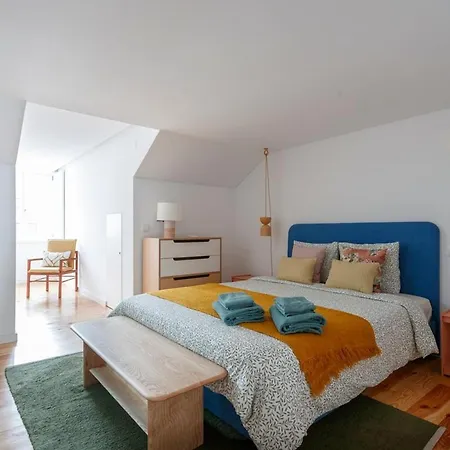 Sophisticated 3br In Historic Chiado Sleeps 10 Apartment