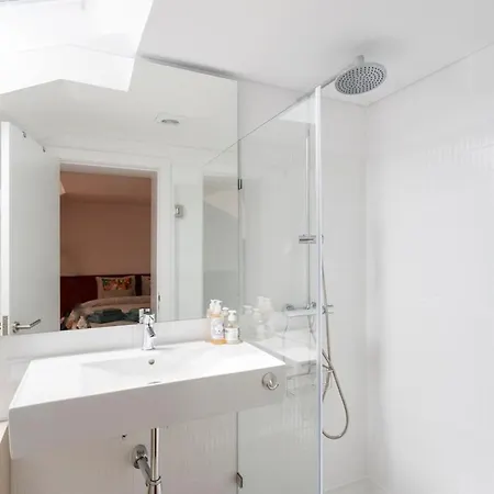 Sophisticated 3br In Historic Chiado Sleeps 10 Apartment Lissabon