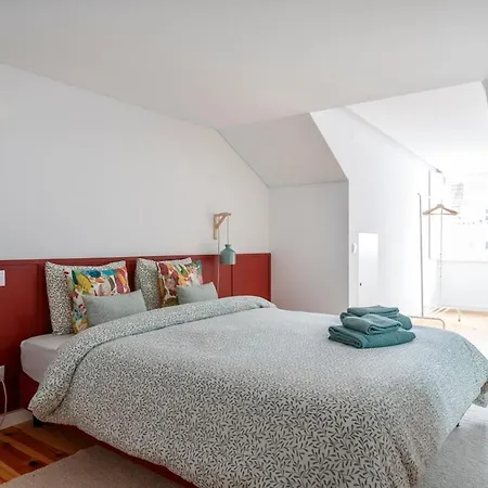 Sophisticated 3br In Historic Chiado Sleeps 10 Apartment